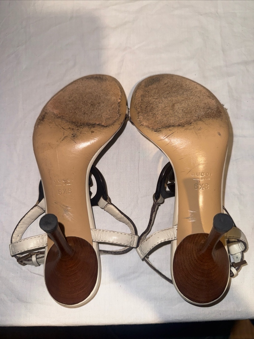 Gucci Cream White Interlocking G T-Strap Sandals - Picture 7 of 9